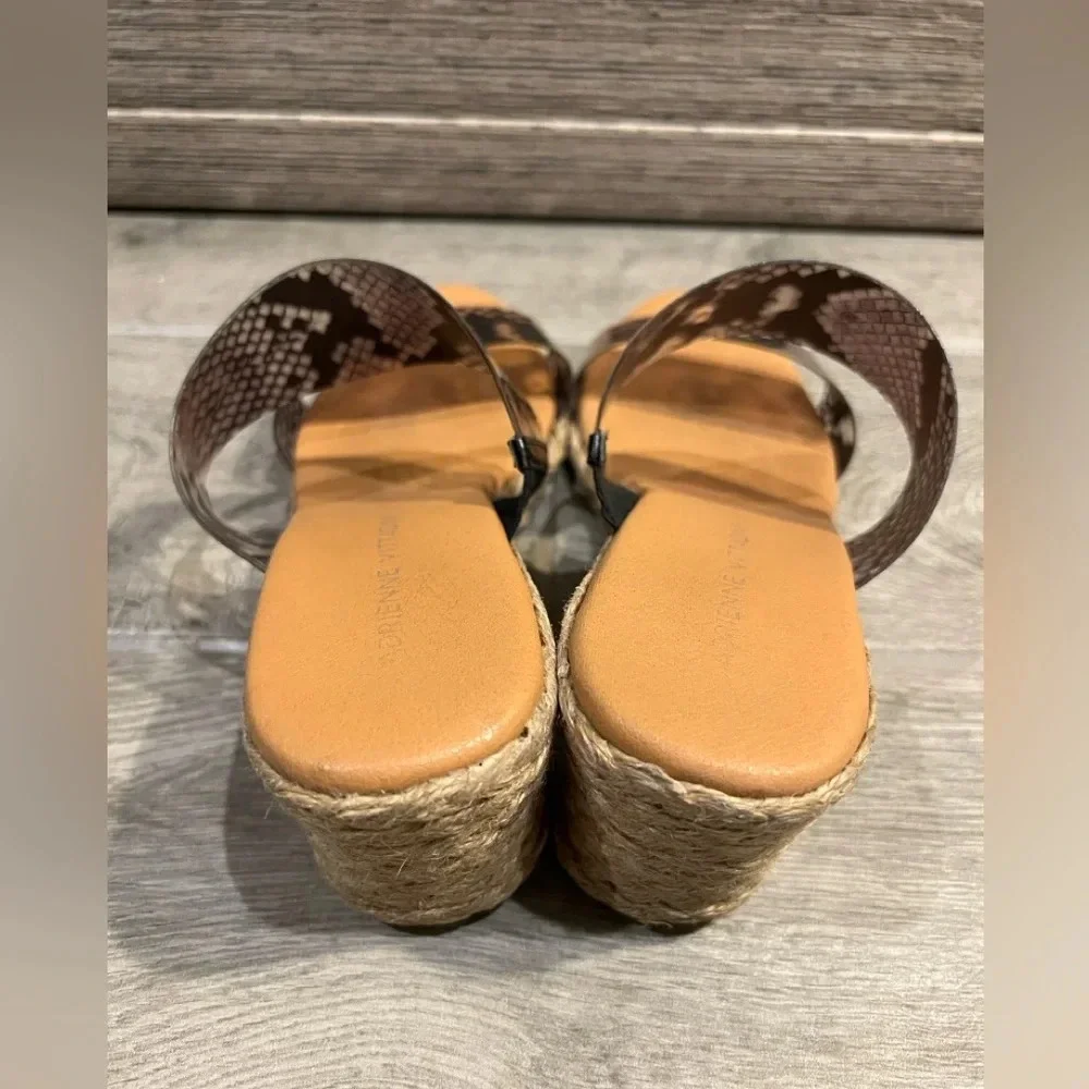 Adrienne Vitadini Size 7 1/2 Bandit wedge sandals